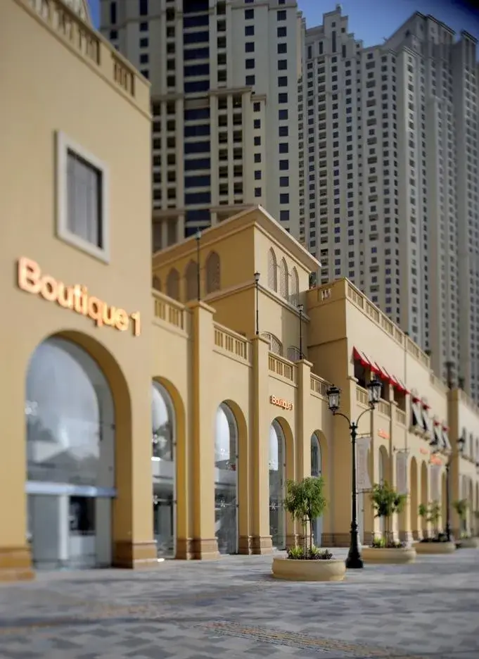 Elegant retail storefronts and boutiques in a luxury Dubai development, managed by Casttio