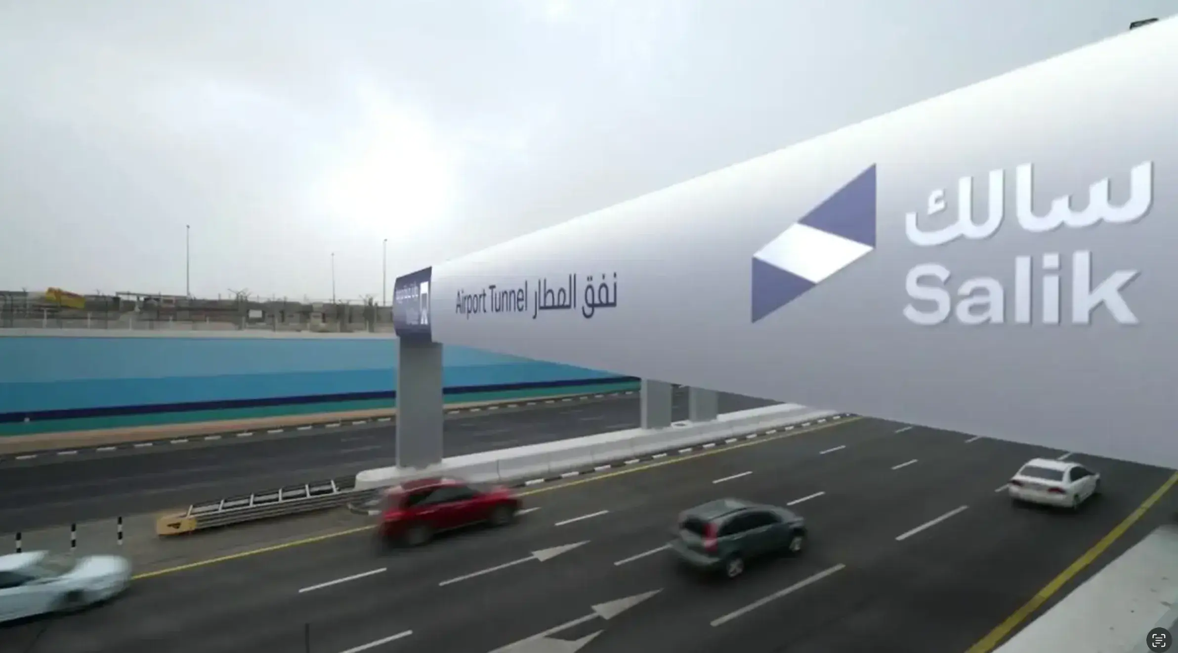 مرور المركبات تحت بوابة سالك للرسوم عند جسر القرهود في دبي، مما يمثل سهولة الوصول إلى العقارات المجاورة.