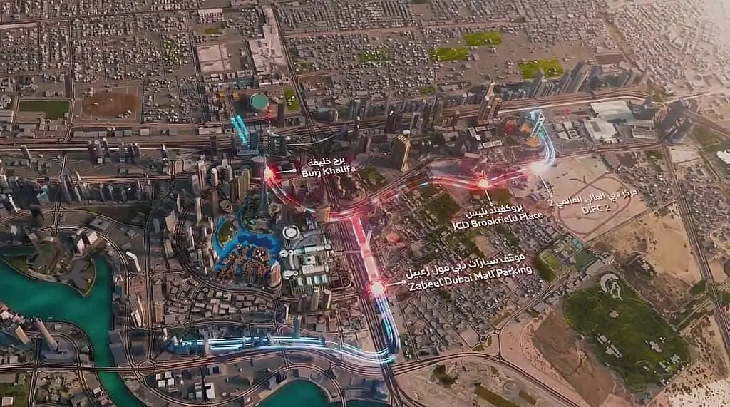 خريطة جوية توضح مسار نفق دبي لوب ومحطاته الرئيسية: برج خليفة، مركز دبي المالي العالمي (DIFC)، ومواقف زعبيل دبي مول