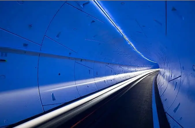 تصميم داخلي لنفق دبي لوب الذكي بإضاءة زرقاء مستقبلية ومسارات مخصصة للسيارات الكهربائية ذاتية ال